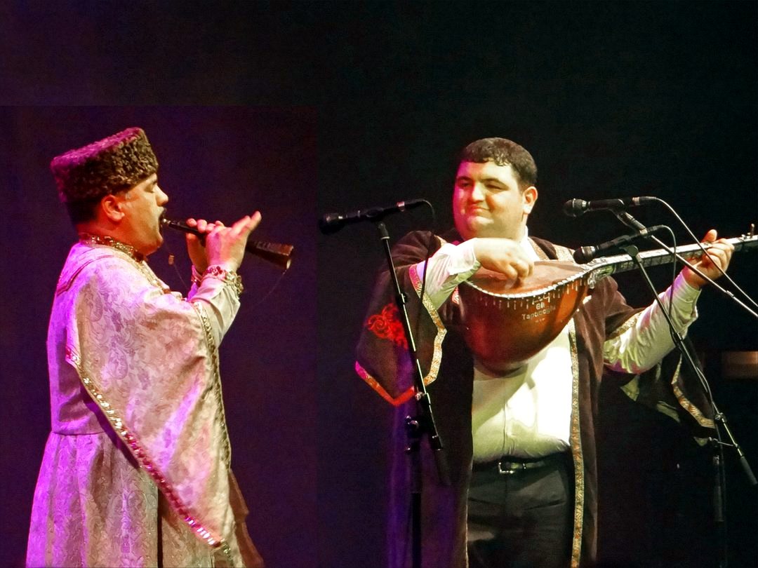 Shirzad Fataliyev jouant de la zurna, à gauche, et Ali Guliyev, chant et luth saz, à droite, Concert Les bardes ashiq du Shirvan Azerbaïdjan, Festival Les Orientales (Saint-Florent-Le-Vieil).jpg
