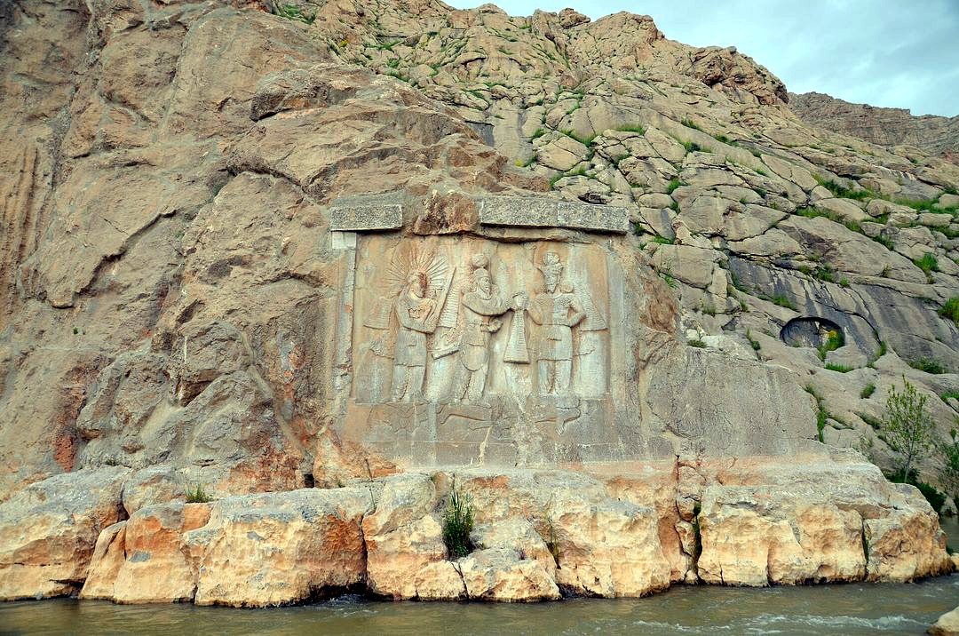 Sasanian relief depicting the investiture of Shapur II (r. 309-379), Taq-e Bostan, Iran (48978599263).jpg
